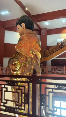 Chùa Quốc Ân Khải Tường - một trong những ngôi chùa lớn, nổi bật và thu hút nhất ở khu vực Đông Nam Bộ: 📍 Vị trí & tổng quan Chùa Quốc Ân Khải Tường tọa lạc tại số 18 đường Đất Mới, xã Long Phước, huyện Long Thành, tỉnh Đồng Nai (Việt Nam), ngay mặt tiền Quốc lộ 51, thuận tiện di chuyển từ Thành phố Hồ Chí Minh, Biên Hòa hay Vũng Tàu. Khuôn viên chùa rộng lớn, hơn 20 ha với nhiều công trình kiến trúc tôn giáo quy mô hoành tráng. Công trình được khởi công xây dựng vào năm 2013 và sau hơn một thập kỷ đã hoàn thiện phần lớn các hạng mục chính. 🛕 Điểm nổi bật của chùa ⭐ Bức tượng Phật Ngọc lớn nhất thế giới Nơi đây đang tôn trí pho tượng Phật Ngọc lớn nhất thế giới, làm từ ngọc bích nguyên khối với cân nặng hơn 32 tấn, cao khoảng 3,62 m, được chế tác bởi các nghệ nhân chuyên nghiệp. ⭐ Kiến trúc đồ sộ & tinh tế Chùa có bảo tháp 13 tầng bằng đá cẩm thạch trắng cao, tạo điểm nhấn kiến trúc đặc sắc. Chánh điện, nhà tăng xá, tháp chuông , tháp trống, giảng đường, và các hạng mục khác đều được xây dựng quy mô và trang nghiêm, mang đậm nét kiến trúc Phật giáo truyền thống kết hợp hiện đại. 🙏 Hoạt động tâm linh & văn hoá Chùa thường xuyên tổ chức lễ hội Phật giáo, khóa tu một ngày an lạc, pháp hội Dược Sư đầu năm và các hoạt động tu học tập trung, quy tụ đông đảo Phật tử. 🧘‍♂️ Không gian & trải nghiệm Không chỉ là nơi hành hương, dâng hương cúng bái, chùa còn là điểm đến tham quan & tịnh tâm với không gian thanh tịnh, kiến trúc uy nghiêm và cảnh quan bao la. #hanhhuongphatgiao #QuocAnKhaiTuong #ChuaDongNai #adidaphat #PhatPhap 