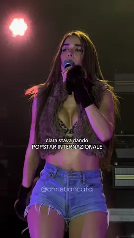quanto è iconica😭🙏💖 #clara #concerto #nerogotico #milano #fabrique 