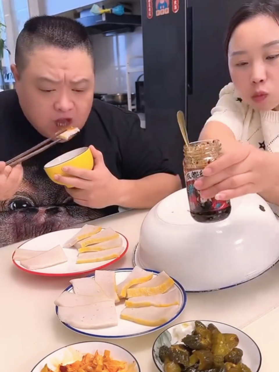 #creatorsearchinsights Chinese couple eating #funnymemes #fyp #viralvideos #entartainment 