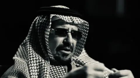 ‏يامل قلب يسج وفيه دولاجه ‏من هاجس بالضماير قام يدرجها ‏في معزل عن جميع الخلق وازعاجه ‏ما اسمع من الناس لوتكثر لجالجها ‏ماغير اهوجس تقول مضيع حاجه ‏آخذ واسند على روحي واهرجها ‏وادوج لوكان مارجلي بدواجه ‏ادلّه النفس لين الله يفرجها #عبدالله_بن_عون #بدون_موسيقى 