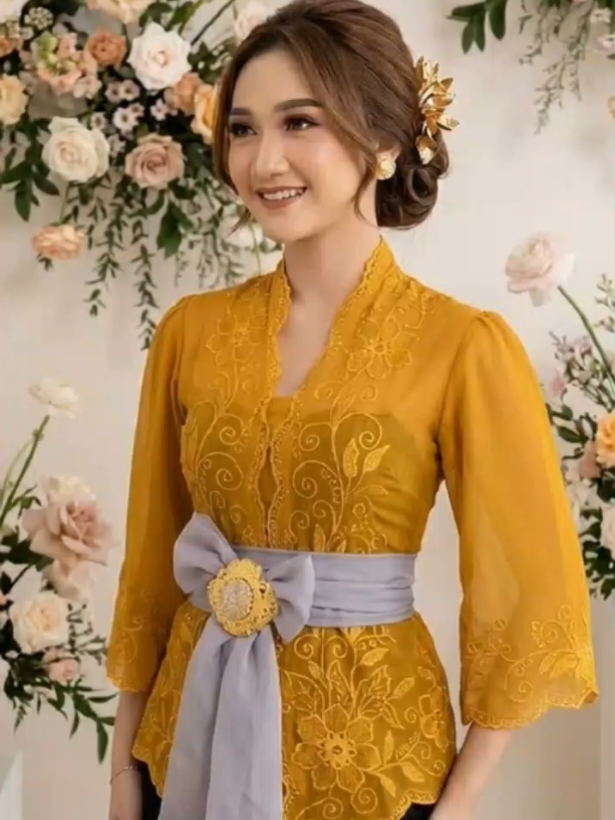 order dikeranjang kuning ya guys#kebayamodern #kebayabali #busanaadatbali #kebaya #kebayabordir 