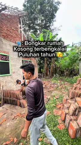 Bongkar rumah terbengkalai puluhan tahun 🫣#fyp #sielwan_ #viral 