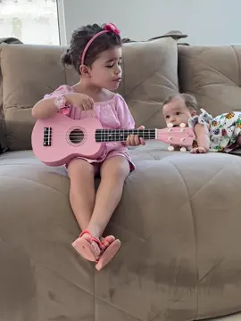 Hoje ela acordou e ja pegou seu violãozinho para cantar ao Senhor🤩❤️ #fyp #louvorinfantil #adoracion #jesus 
