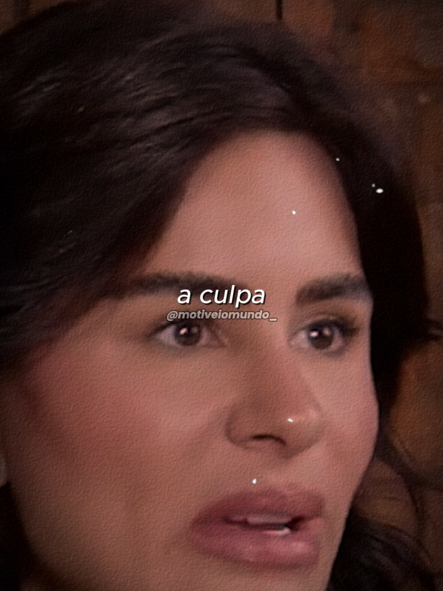 @nataliabeautyoficial | Quantas culpas você ainda carrega que nunca foram realmente suas? Muita gente vive presa a um peso invisível, se responsabilizando por tudo: pelo fracasso do relacionamento, pela forma como foi tratada, pelas atitudes do outro e até por situações do passado que já não podem ser mudadas. A mente revisita cenas, tenta encontrar onde “errou”, como se isso pudesse justificar o que aconteceu. Mas existe uma verdade difícil de aceitar: nem tudo foi culpa sua. Você fez o que podia com a maturidade, o conhecimento e a força que tinha naquele momento. Você tentou, insistiu, acreditou… e isso não é erro, isso é entrega. O problema é que, quando algo dá errado, é mais fácil se culpar do que reconhecer que o outro também falhou, que houve falta de reciprocidade, respeito ou consciência. Carregar essa culpa só prolonga a dor. Te prende em um ciclo onde você continua pagando por algo que não te pertence mais. Soltar isso não é fugir da responsabilidade — é finalmente devolver para o outro o que é dele e seguir mais leve. Você não é culpada. Você é alguém que passou por tudo isso e ainda está aqui. E isso não te define como erro… te define como sobrevivente. Agora me responde com sinceridade: até quando você vai continuar carregando uma culpa que nunca foi sua? #amorproprio #curaemocional #nataliaclipfy #nataliabeauty #clipfyleague