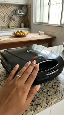 Sanduicheira grill 2 em 1 antiaderente 750W, ideal para pão, misto e carne. Lanche rápido, fácil de limpar, prática para o dia a dia. #sanduicheira #misto #cafedamanha #cozinhatiktok #promocao 