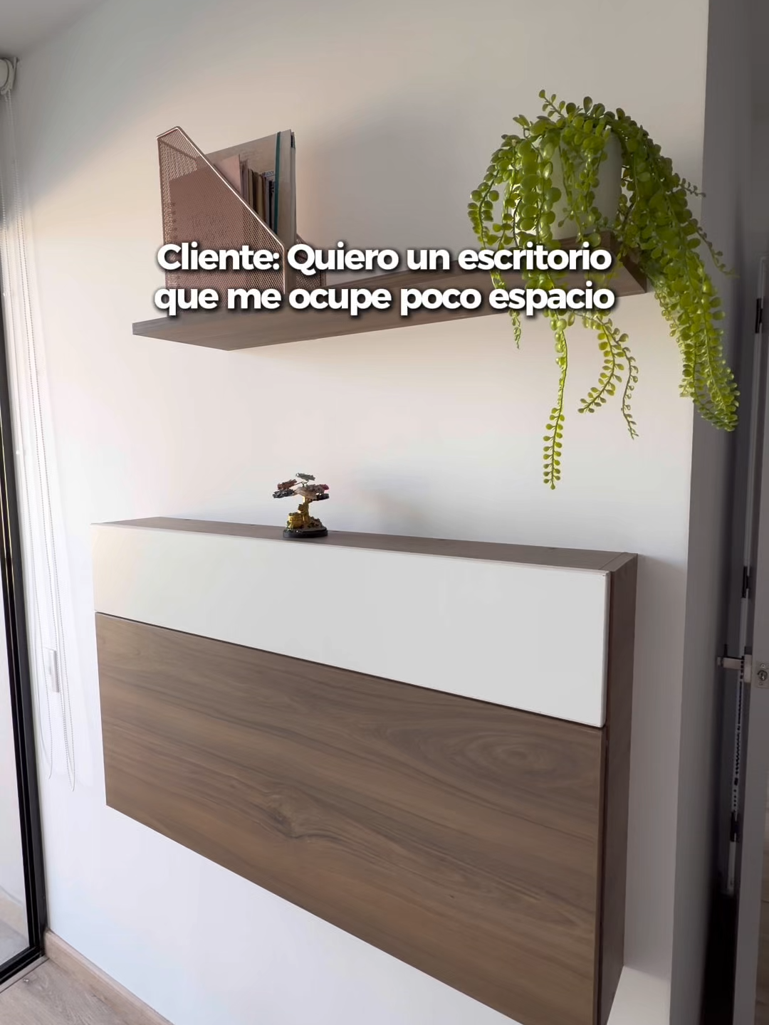 ¿Trabajas desde casa y sientes que te falta espacio? 🤔 Nuestro escritorio flotante desplegable es la solución perfecta: práctico, moderno y diseñado para aprovechar cada rincón de tu dormitorio. Cuando lo necesitas, lo abres y tienes tu espacio de trabajo listo; cuando no, lo cierras y todo queda ordenado y libre. Ideal para quienes hacen home office sin sacrificar estilo ni comodidad. 📩 Escríbenos al 📲 +51 989 127 532 y transforma tu espacio con Exahera Studio. #diseñodeinteriores#decoracion#escritorio#remodelacion#lima #parati #foryou #foryoupage #hogar #antesydespues#transformacion#homeoffice #homeofficedecor #dormitorio