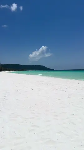 🏝️ The MOST beautiful beach EVER  #beach #kohrong #bluesea #whitesand 