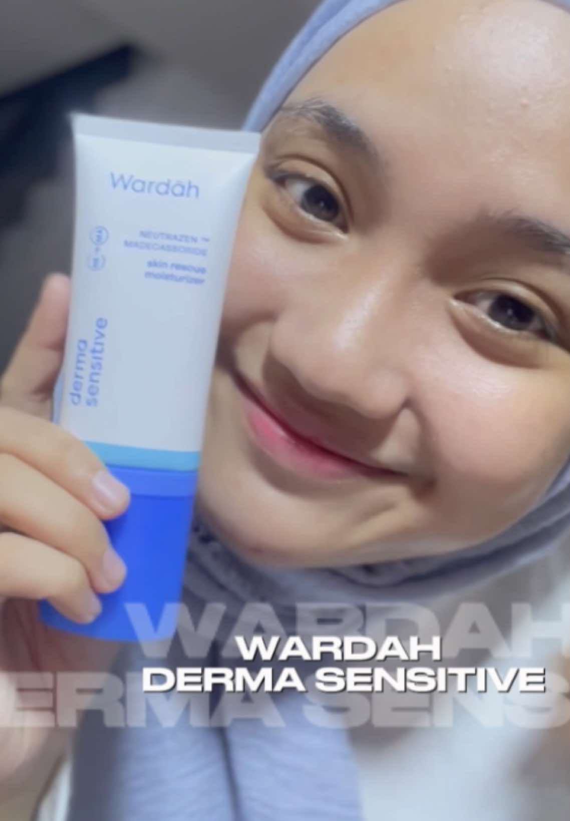 Kulit lagi sensitive ? Jangan panik, ini solusinya✨🥰 Kalau kulit kamu lagi rewel, kemerahan, iritasi, sampai bruntusan berarti saatnya pakai moisturizer yang tepat 💧 ✨ Wardah Derma Sensitive Neutrazen + Madecassoside Soothing Moisturizer hadir buat jadi penyelamat kulit kamu! Kenapa wajib coba? 💙 Moisturizer ini cocok banget untuk kulit sensitive bikin kulit lebih halus, lembap, dan terasa tenang 💙 Membantu meredakan iritasi, kemerahan, bahkan jerawat & bruntusan Dengan kandungan unggulan: 🌿 Neutrazen → soothing peptide yang bantu menenangkan kulit & bikin kulit nggak gampang reaktif 🌿 Madecassoside → calming, mengurangi kemerahan & gatal, sekaligus memperkuat skin barrier 🌿 Biomimetic Ceramide → bantu mengunci kelembapan kulit lebih lama Teksturnya ringan banget, cepat meresap, dan super nyaman dipakai sehari-hari 😍 so tunggu apa lagi yuk coba juga @wardahbeauty #WEXpertLoop #SensitiveSkinRepair #WardahDermaSensitive #MoisturizerViral #AcneTreatment 