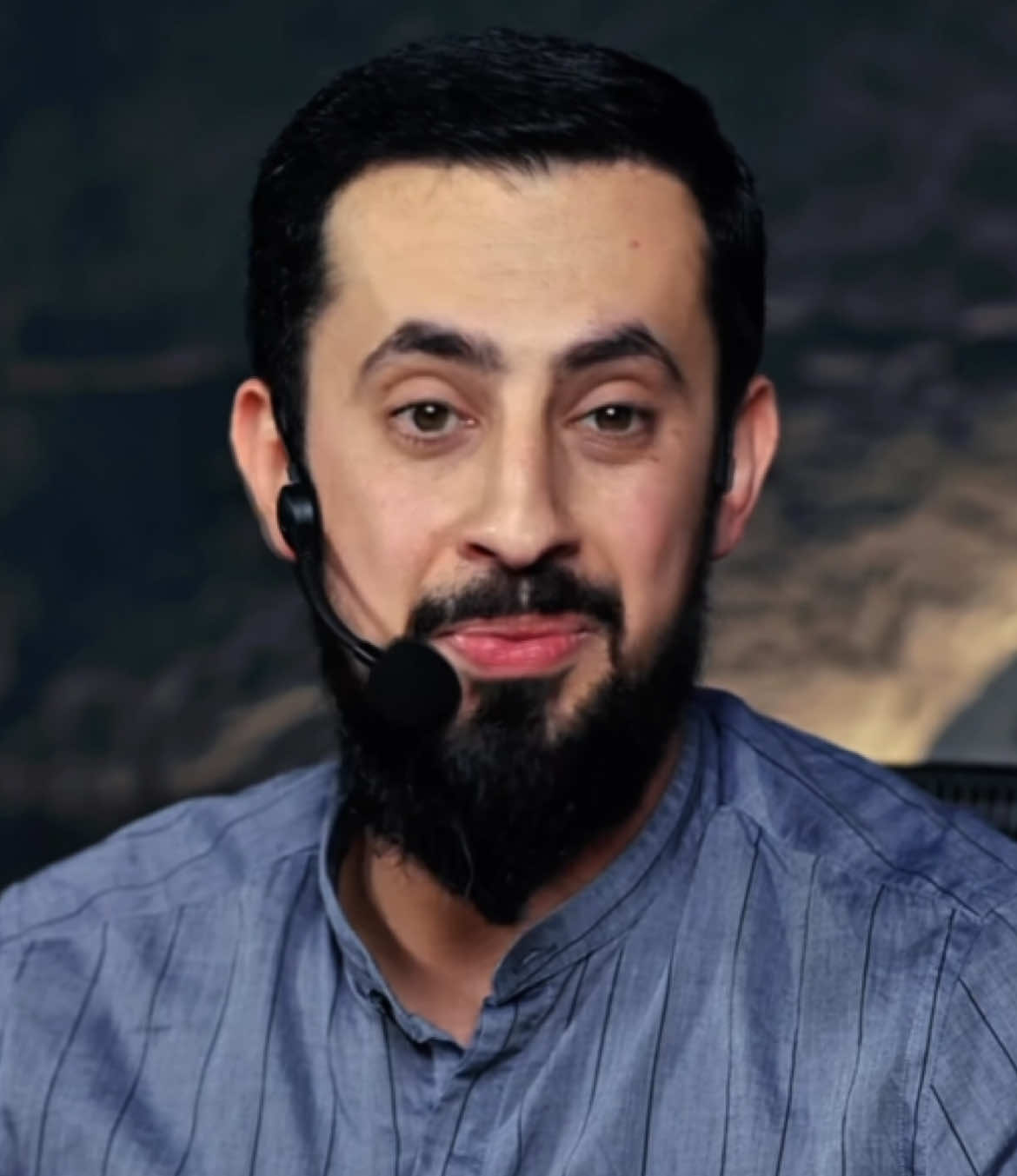 “Zayıflığıyla Değil, İmanıyla Yücelen Sahabe: Abdullah ibn Mas’ud ve Muhammed’in Hikmetli Duruşu Mekke’nin zorlu yıllarında, Kur’an-ı Kerim ayetleri yeni yeni inmeye devam ederken, Rahman Suresi gibi insanın kalbine dokunan ayetlerin müşriklerin ortasında okunması büyük bir cesaret istiyordu; işte tam bu sırada, zayıf bedeni ama güçlü imanı ile öne çıkan Abdullah ibn Mas’ud ayağa kalkarak “Ben okurum ya Resulallah” dediğinde, Muhammed onun narin yapısını düşünerek önce tereddüt etmişti çünkü o dönemde müşriklerin sert tepkisi çok iyi biliniyordu, fakat Abdullah ibn Mas’ud’un kalbindeki iman, bedeninin zayıflığından çok daha güçlüydü; öyle ki sahabeler arasında boyunun kısalığı ve ince yapısıyla bilinse de, ilimde derinliğiyle dikkat çekiyor, hatta Ömer bin Hattab onun için “Sen ilim dolu bir küpçüksün” diyerek değerini ifade ediyordu, bir gün hurma toplamak için ağaca çıktığında ince bacaklarını gören bazı sahabeler gülüşünce, Muhammed onların bu tavrına karşılık “Onun bacakları mizanda Uhud Dağı’ndan daha ağırdır” diyerek asıl değerin dış görünüşte değil, iman ve samimiyette olduğunu öğretmişti; böylece bu olay, insanın fiziksel zayıflığının Allah katında hiçbir eksiklik olmadığını, aksine kalpteki iman ve cesaretin kişiyi yücelttiğini gösteren en güzel örneklerden biri olarak hafızalara kazınmıştır…” | Mehmet Yıldız | #mehmetyıldız #tiktok #foryou #foryoupage #fyp 