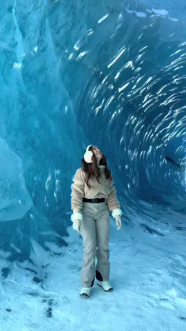 Things you must do at least once in your life: fly over Alaskan glaciers 🚁❄️ 📍Helicopter tour & Glacier Exploration on the Knik Glacier with @Alaska Helicopter Tours about an hour from Anchorage, Alaska. This experience was insane and took my trip to another level — you won’t regret booking this tour with them! #alaska #travelingtheusa #solotraveling #brasileirosnoseua #brasileirospelomundo 