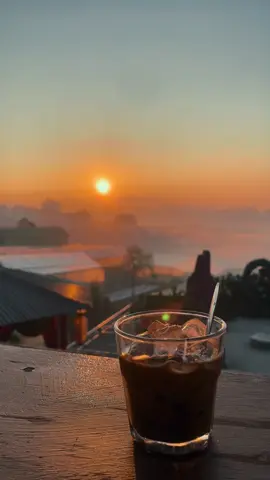 Cuộc đời này không phải ai cũng đủ kiên nhẫn để hiểu hết những gì bạn đã trải qua. Có những chuyện, với bạn là cả một quãng dài rất mệt, rất đau, nhưng với người khác, chỉ là một câu chuyện thoáng qua, nghe rồi để đó. Không phải họ vô tâm, chỉ là họ chưa từng ở trong hoàn cảnh của mình. Nên có những lúc, tôi chọn cách im lặng. Không phải vì không cần ai hiểu, mà là vì dần dần tôi nhận ra không phải ai cũng đủ gần để hiểu được những điều mình chưa nói. Có những nỗi buồn, khi kể ra lại thấy nhẹ đi. Nhưng cũng có những nỗi buồn, càng nói lại càng thấy lạc lõng hơn. Nên thôi, đành giữ lại cho riêng mình. Giữ lại những điều không ai hỏi, giữ lại cả những cảm xúc mà chính mình cũng khó gọi tên. Rồi dần dần, chúng ta quen với việc tự mình đi qua mọi thứ. Không cần ai chứng kiến, cũng không còn mong ai thấu hiểu trọn vẹn. Chỉ là sâu trong lòng, vẫn có một chút gì đó rất nhỏ mong rằng, một ngày nào đó, sẽ có một người đủ kiên nhẫn để ngồi lại... Không cần họ hiểu hết tất cả, chỉ cần không rời đi, khi tôi tệ nhất... Nhưng không, ai cũng rời bỏ nơi này như chưa từng tồn tại.. Không một ai cả...! | Người bán hoa cúc dại |  #Gã #goccuaga #dalat #sttbuon 