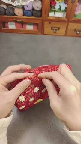 The secret to invisible seams? Stockinette stitch mattress stitch! 🤫🧶 Say goodbye to bulky, obvious seams — this technique gives you a FLAT, nearly invisible join that looks professional AF. Perfect for sweaters, blankets, anything that needs a clean finish. 👉 Save this for your next knitting project! #MattressStitch #KnittingSeam #InvisibleSeam #KnittingTechniques #lewhoo