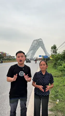 Đố Các Bạn Mẹ Con Hậu Đang Đứng ở Đâu Ạ#hautroll #batanvlog #hungvlog #thangconguabatanvlog 