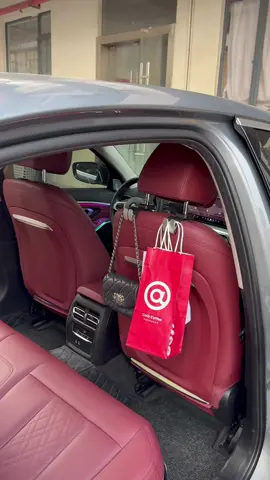 This headrest hook clips on in a second with unbeatable load capacity.A must-have for every trip #carstorage #caraccessories #carlover #cargadgets #cartok 