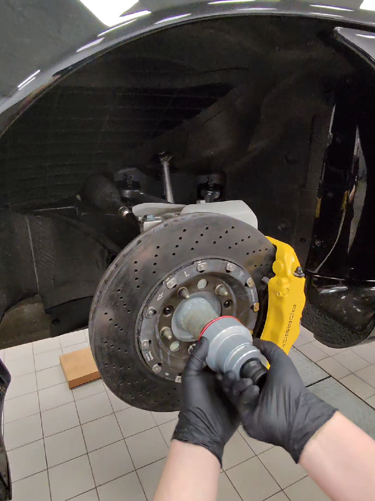 Removing a magnesium wheel on a Porsche Carrera GT, any guesses how much a front wheel and tyre weighs ? #porsche #cartok #supercar #hypercar #fyp @Porsche @Ray-Ban @raybanmeta @TGE TV 