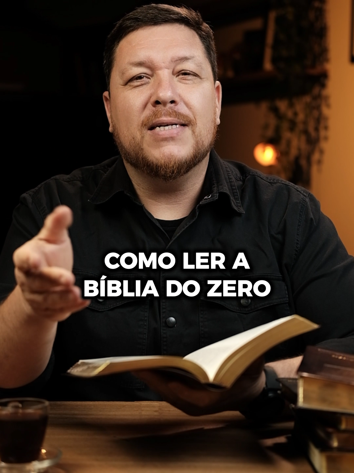 Como ler a Bíblia do zero: O melhor plano para iniciantes Você já tentou ler a Bíblia do começo ao fim e desistiu porque achou difícil? O erro não está em você, está na ordem da sua leitura! Para destravar o seu entendimento, siga esse plano prático: Comece pelo Evangelho de João. Lá você vai conhecer a essência do amor de Jesus (João 20:31). Depois, leia os outros três evangelhos: Mateus, Marcos e Lucas. Vá para os Salmos. É lá que você vai encontrar conforto para a sua alma e aprender a orar nos momentos de angústia. Leia o restante do Novo Testamento. As cartas dos apóstolos vão te ensinar como viver a vida cristã na prática do dia a dia. Vá para o Antigo Testamento. Só depois de entender a graça de Cristo, mergulhe na história da criação, nas leis e nos profetas. A Bíblia não é um livro para ser lido com pressa, mas com o coração aberto. Comece esse plano hoje mesmo! 👉🏻 Siga o @pastorbrunoguedes Eu sou o pastor Bruno Guedes e vou te ajudar a viver UMA VIDA COM DEUS. #JESUS #DEUS #BÍBLIA #PASTOR #BRUNOGUEDES