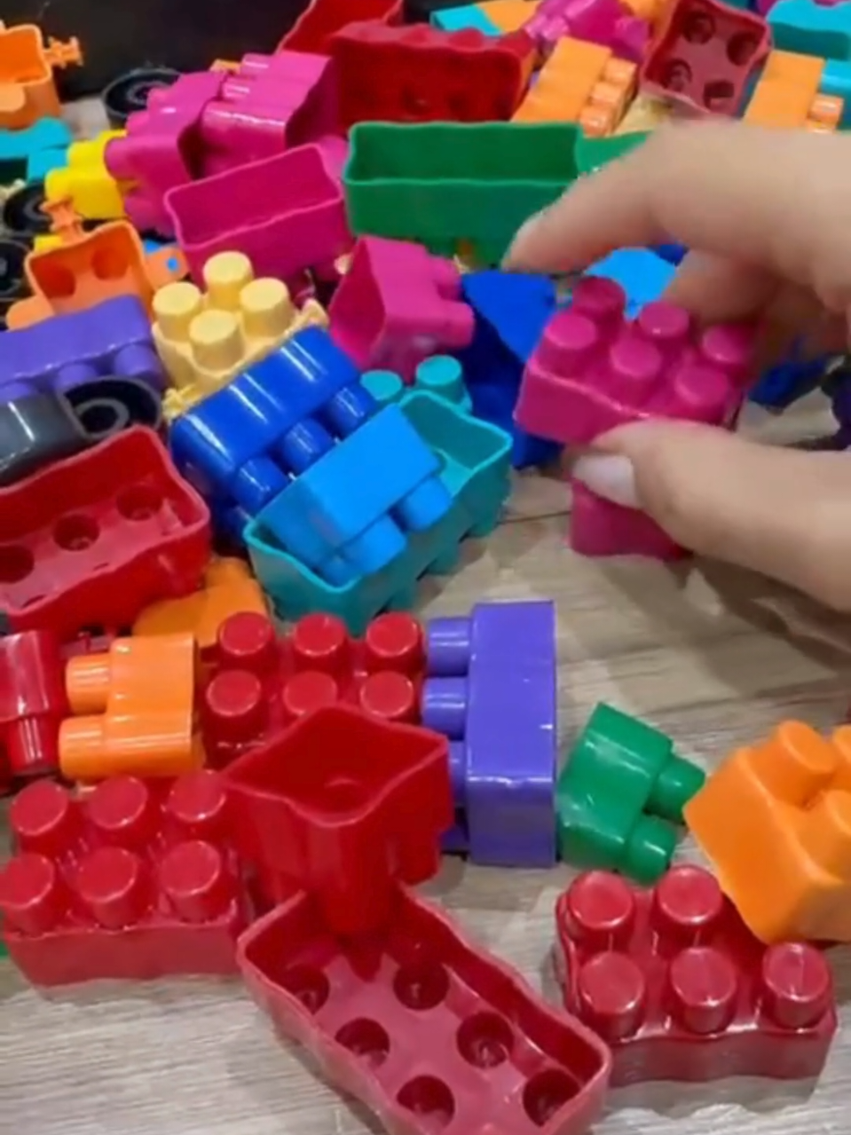 🧱🎒 Diversão que anda junto com a criatividade! A Bolsa com 300 Blocos de Montar e Encaixar com Rodinhas é perfeita para estimular a imaginação das crianças enquanto elas brincam e aprendem. Super coloridos, fáceis de encaixar e guardar, os blocos vêm em uma bolsinha prática com rodinhas, ideal para levar a diversão para qualquer lugar! ✨ Estimula a coordenação motora 🎨 Desenvolve a criatividade e o raciocínio lógico 🧳 Fácil de transportar e organizar 👶 Seguro e ideal para crianças Brincar, montar, desmontar e levar a diversão para onde quiser! 💡 #brinquedoeducativo #blocosdemontar #criatividadeinfantil #coordenaçãomotora #brinquedos 
