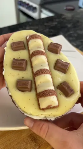 HUEVO RELLENO DE KINDER 🪺✨ • 𝐼𝓃𝑔𝓇𝑒𝒹𝒾𝑒𝓃𝓉𝑒𝓈: • 100gr de chocolate con leche 🍫  • ⁠100gr de chocolate blanco  • ⁠Chocolates Kinder • ⁠Dulce de leche Para la crema Kinder • 60gr de manteca 🧈  • ⁠200gr de leche condensada  • ⁠300gr de chocolate blanco  Estas cantidades de la crema rinden bastante, como para rellenar 2/3 huevos. La crema la dejan tapada con un papel film en contacto y que repose 20 minutos. • El molde primero lo limpian con un poco de alcohol etilico y papel. Esto va a hacer que el huevo se desprenda super facil. Yo hice 2 capas de cada chocolate. Bañe con chocolate con leche, deje enfriar, y una vez que endurece le pase la otra capa. Lo mismo con el chocolate blanco. Este proceso dura menos de 10 minutos ya que el chocolate se endurece rapido. Prueben de hacer este huevo de pascua relleno que les va a encantar 🙌🏽 • #recetas #recetasfaciles #pascua #huevorelleno 