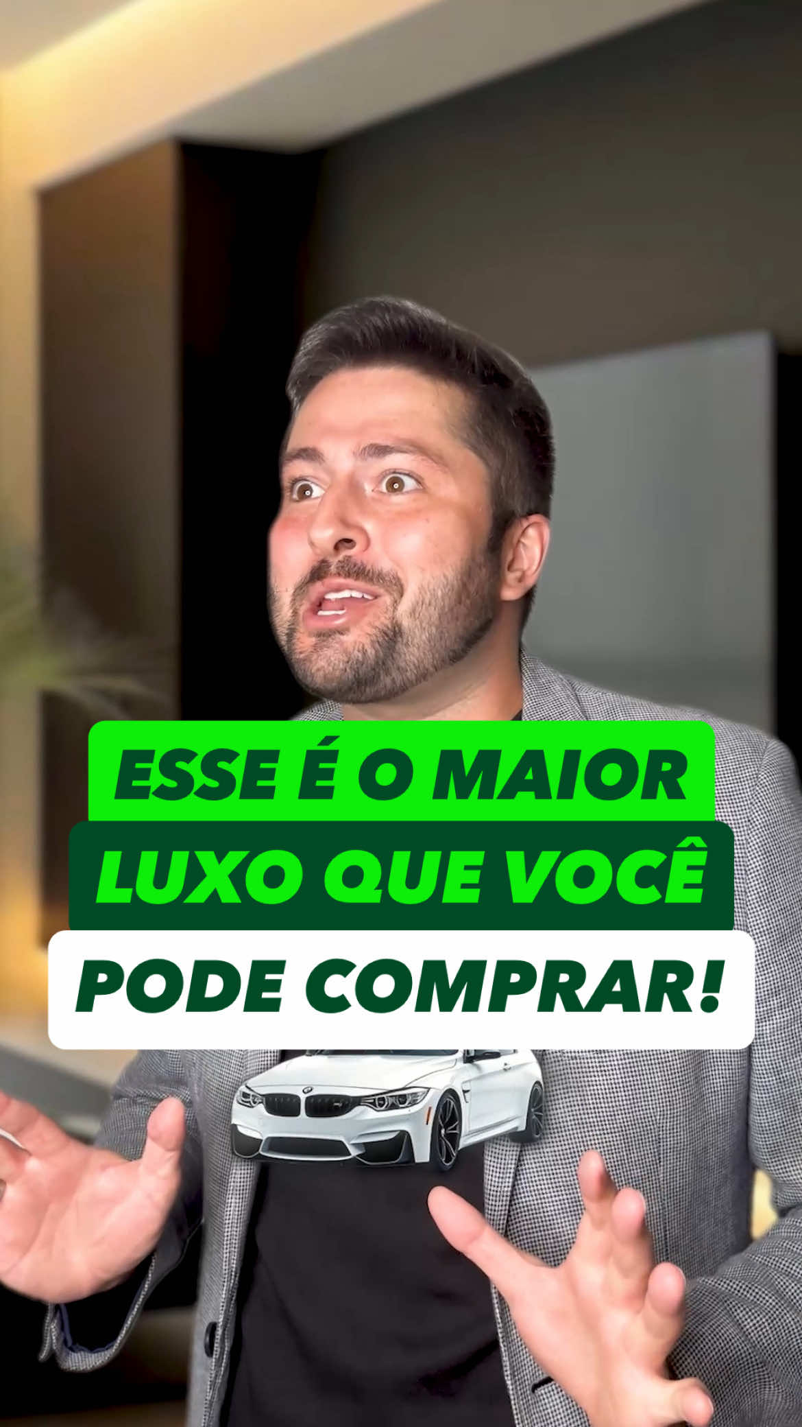 O MAIOR LUXO QUE VOCÊ PODE COMPRAR! 💰🚀 A maior ilusão financeira que existe é achar que um salário alto significa ser rico de verdade! Ter um carro zero na garagem e morar em uma casa enorme não significa absolutamente nada se, no fim do mês, você é um escravo do seu próprio contracheque. Quando você gasta tudo o que ganha apenas para manter as aparências e impressionar os outros, você não está comprando luxo.  Você está comprando sua prisão. A verdadeira educação financeira te ensina que a matemática não perdoa quem foca apenas em acumular passivos. O jogo real da riqueza é viver um degrau abaixo do que você pode ter e pagar hoje, para usar a diferença na construção do seu futuro. É, por exemplo, pegar parte do dinheiro que iria para um financiamento de carro caro e usar para comprar ativos que colocam dinheiro no seu bolso. Quando você decide investir cedo e focar na sua liberdade financeira, você troca o aplauso imediato pela paz e tranquilidade no longo prazo. Os seus dividendos começam a cobrir o seu custo de vida e a sua renda passiva se torna o seu verdadeiro salário. O resultado dos juros compostos trabalhando ao seu favor é brutal… Enquanto a maioria precisa trabalhar até a velhice apenas para pagar boletos, você conquista o direito de viver de renda e escolher o que fazer com o seu tempo. O maior luxo que o dinheiro pode comprar não tem motor e nem metros quadrados.  O nome dele é liberdade!! Quer aprender a acumular ativos, multiplicar o seu patrimônio e garantir a sua aposentadoria com segurança? Segue o meu perfil @o_dividendista que eu vou te ajudar nessa caminhada. #investimentos #liberdadefinanceira #dinheiro #finanças #educaçãofinanceira 
