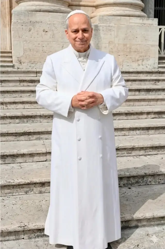 El día de hoy, durante la Audiencia General de los Miércoles, papa León XIV vistió por primera vez en su pontificado la dulletta (abrigo largo cruzado con solapas) prenda típica de los Pontífices. #papaleonxiv #shorts #vaticano #iglesiacatolica #fe 