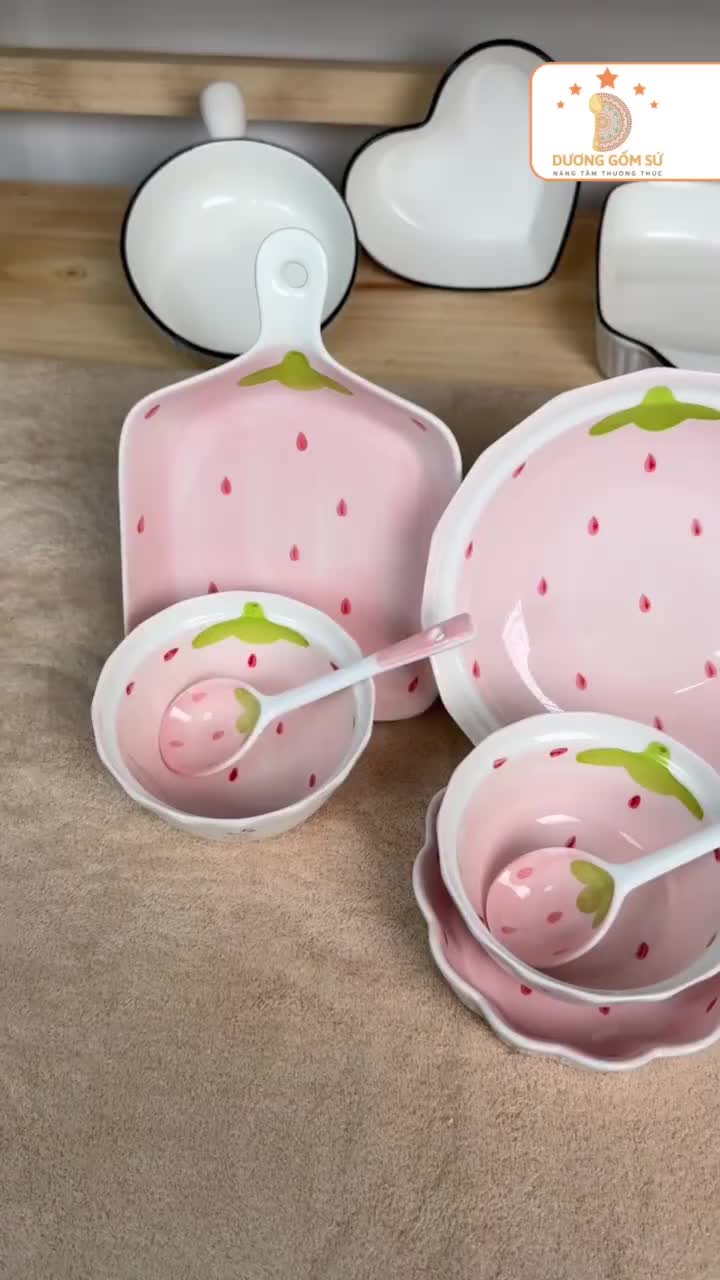 Set bát đĩa gia đình 7 món họa tiết heo hồng, dâu tây bộ đồ bàn ăn bằng gốm sứ cao cấp nhiều chi tiết
Mang phong cách vừa dễ thương vừa hiện đại, Set bát đĩa gốm sứ họa tiết heo hồng, dâu tây sẽ mang đến cho gia đình bạn một không gian bàn ăn sinh động, tươi vui và tràn đầy năng lượng tích cực. Với sự kết hợp hài hòa giữa màu hồng pastel nhẹ nhàng và các chi tiết hoạt hình ngộ nghĩnh, bộ bát đĩa không chỉ là dụng cụ ăn uống thường ngày mà còn là điểm nhấn trang trí ấn tượng cho gian bếp của bạn.

- Set 7 món heo hồng: 2 bát cơm + 2 thìa + 1 âu hai quai + 1 âu hoa lượn + 1 chảo tay cầm
- Set 7 món dâu tây: 2 bát cơm + 2 thìa + 1 đĩa tròn + 1 bát hoa lượn + 1 đĩa vuông

*Thông tin sản phẩm:
- Thương hiệu: Dương gốm sứ
- Quy cách: Set 7 món
- Chất liệu: Gốm sứ cao cấp, nung nhiệt độ cao, an toàn cho sức khỏe.
- Họa tiết: Heo hồng và dâu tây in sắc nét, dễ thương, không phai màu.
- Bộ sản phẩm bao gồm: bát ăn cơm, tô lớn, đĩa tròn, đĩa sâu lòng, muỗng, cốc (tùy theo combo lựa chọn).
- Màu sắc: Hồng pastel phối trắng sang trọng, phù hợp nhiều phong cách bếp.
- Sử dụng được trong lò vi sóng, máy rửa chén, dễ dàng vệ sinh, lau rửa.

*Ưu điểm nổi bật:
- Chất liệu bền chắc, an toàn: Gốm sứ cao cấp, dày dặn, chịu nhiệt tốt, đảm bảo không chứa tạp chất độc hại, an toàn khi tiếp xúc thực phẩm.
- Họa tiết độc đáo: Thiết kế hình heo hồng và dâu tây dễ thương, phù hợp gia đình trẻ, đặc biệt tạo sự thích thú cho các bé nhỏ khi ăn uống.
- Dễ vệ sinh – tiện lợi sử dụng: Bề mặt tráng men sáng bóng, hạn chế bám bẩn, tiết kiệm thời gian dọn dẹp.
- Đa năng – linh hoạt: Đáp ứng đầy đủ nhu cầu bữa ăn gia đình, từ cơm, canh, rau củ cho tới các món chính, món tráng miệng.
- Tính thẩm mỹ cao: Không chỉ là đồ dùng bếp mà còn góp phần làm đẹp bàn ăn, thích hợp decor trong các bữa tiệc, dịp đặc biệt.

*Ứng dụng thực tế:
- Gia đình nhỏ: Phù hợp sử dụng hàng ngày cho bữa cơm 2–4 người.
- Gia đình đông thành viên: Có combo nhiều chi tiết đáp ứng đủ cho bàn ăn lớn.
- Quà tặng ý nghĩa: Lựa chọn hoàn hảo để làm quà tân gia, quà cưới, sinh nhật hoặc lễ kỷ niệm.
- Trang trí – decor: Sản phẩm có thể dùng để chụp hình, setup bàn tiệc, giúp không gian bếp thêm phần đáng yêu và ấm áp.

*QUYỀN LỢI KHÁCH HÀNG KHI MUA HÀNG
 1. Điều kiện áp dụng (trong vòng 15 ngày kể từ khi nhận sản phẩm)
   - Hàng hoá vẫn còn mới, chưa qua sử dụng 
   - Hàng hoá bị lỗi hoặc hư hỏng do vận chuyển hoặc do nhà sản xuất 
 2. Trường hợp được chấp nhận: 
  - Hàng không đúng chủng loại, mẫu mã như quý khách đặt hàng 
  - Tình trạng bên ngoài bị ảnh hưởng như rách bao bì, bong tróc, bể vỡ…
3. Trường hợp không đủ điều kiện áp dụng chính sách: 
  - Quá 15 ngày kể từ khi Quý khách nhận hàng. 
  - Gửi lại hàng không đúng mẫu mã, không phải hàng của shop
 #duonggomsu #bobatdiaancomgiadinh #batdiadecorxinhdethuong #bobatdiadecor #bochendiadethuongfullbo #xuhuong #tiktok #bat #chen #dia #to #su #batdia #chendia #tocanh #tocom #chencom #bochendia #batdiadecor #bobatdia #bobatdiasu