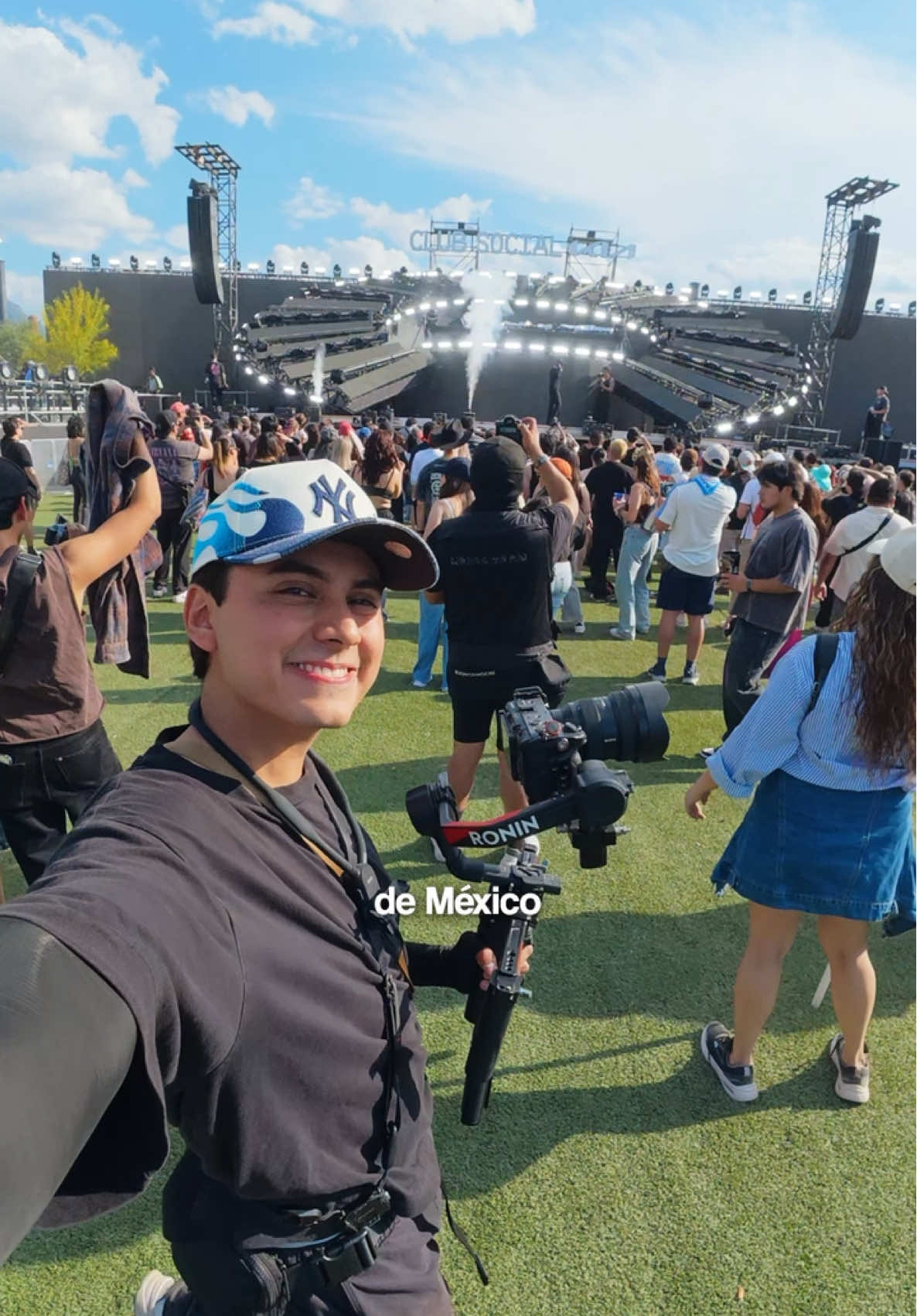 Acompáñame a cubrir un día conmigo el @TecatePalNorte 🦁junto con H&M❗️pt1 Shoutout a @maatstudio.mx por la oportunidad, son unas leyendas!🫡 #PalNorte #Festival #Filmmaker #México #Cobertura 