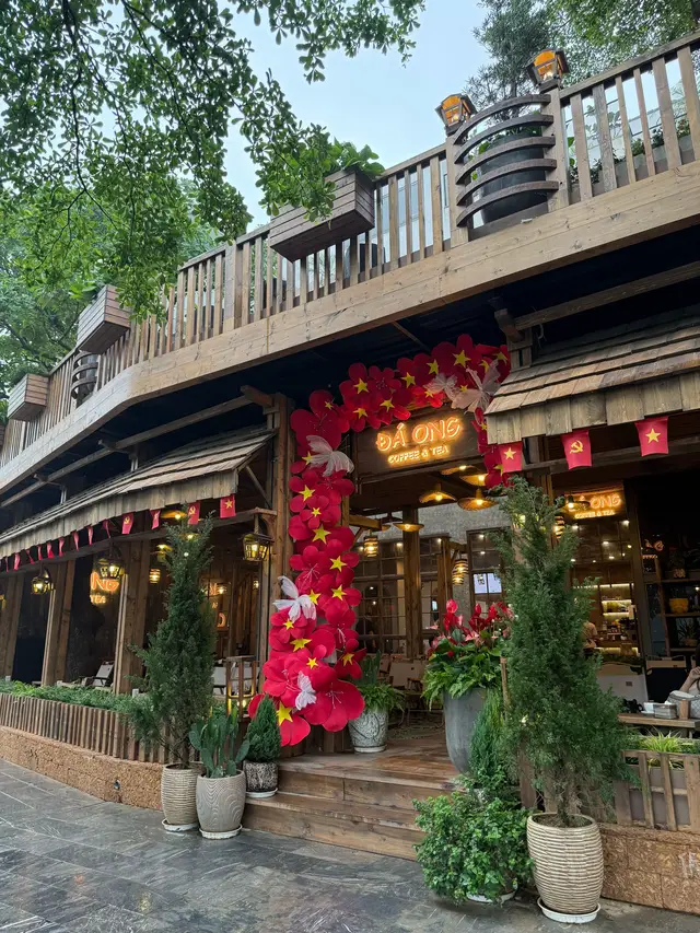 Đ𝐚́ 𝐎𝐧𝐠 𝐂𝐨𝐟𝐟𝐞𝐞 & 𝐓𝐞𝐚 📍A20-BT6 Biệt thự Ven Hồ Văn Quán, Hà Đông, HN ⏰ 7.00-23.00 💰 40-70 🐟 Đi quán cafe hot tik tok vibe Đà Lạt ngày mưa cùng tui nhé 🤭 Quán veiw hồ siêu rộng, không gian 2 tầng trong nhà ngoài trời, nhiều bàn lớn nhỏ khác nhau. Mình thích quán với phong cách thiết kế hoàn toàn bằng gỗ, đơn giản nhưng vô cùng tinh tế. Quán siêu nhiều veiw checkin, đi ngày trong tuần vẫn khá đông nên tranh thủ đi sáng sớm nhé cả nhà 😅 Điểm trừ duy nhất của quán mình không thích đó là kê bàn ghế quá dày, đi vắng ngồi còn chill chứ đông thì chỉ thấy người với người 🫠🫠🫠 Về menu đồ uống đa dạng, mình ghé mấy lần rồi mà gọi các món quán để must try đều rất okila 😋😋😋 #caphecaphao #cafehanoi #cafechill #diadiemsongao #đáongcoffee 