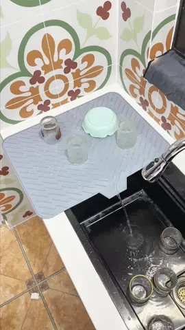 This silicone draining mat makes my countertop cleaner.#siliconedryingmat #homegadgets #kitchenfinds #househacking #tiktokshop 