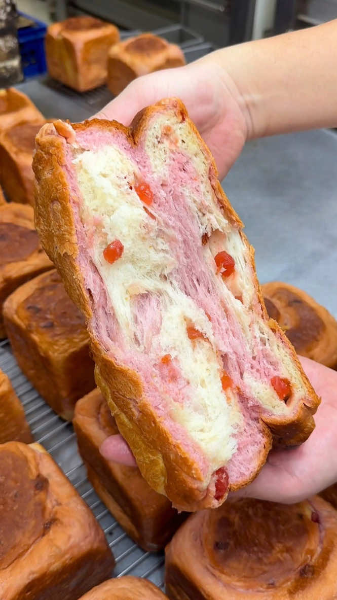 もちもち可愛いいちごミルク食パン🍓🥛 大阪/難波 🗒メニュー ○ いちごミルク食パン 1,100円 ※4月限定、数量限定のため予約がおすすめ！ 🏠店名 【 嵜本大阪初號本店 】  📍場所 大阪府大阪市浪速区難波中2丁目3-18 1階 🕒営業時間 9:30～19:00 【定休日】 不定休 A cute marble-patterned loaf made with a chewy dough generously kneaded with dried strawberries, combined with strawberry paste and white chocolate 🍓🥛 🗒 Menu ○ Strawberry Milk Bread – ¥1,100 Limited to April and available in limited quantities, so reservations are recommended! 🏠 Store 【 Sakimoto Osaka Shogo Honten 】 📍 Location 2-3-18 Nambanaka, Naniwa-ku, Osaka, Japan 🕒 Hours 9:30 AM – 7:00 PM Closed: Irregular holidays #大阪グルメ #japanesefood  #tiktokfood