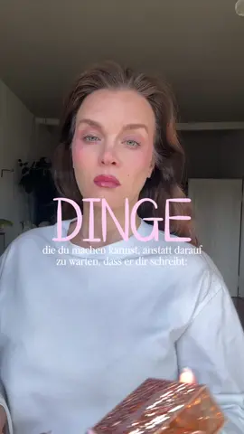 On today’s episode of “Dinge, die ihr machen könnt, anstatt darauf zu warten, dass er dir schreibt“: Deinem Hund die Nägel lackieren. Seht ihr, wie fokussiert ich auf mich bin? Seht ihr, wie ich zu beschäftigt bin, um auf ihn zu warten? When you're missing him, you’re not busy enough.  #Vlog #dating #relationships #focusonyou #foryou 