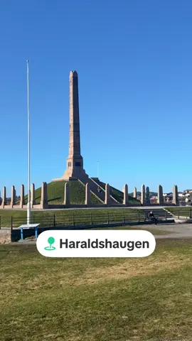 🇳🇴 Visste du dette? På Haraldshaugen står et monument til minne om Harald Hårfagre – kongen som samlet Norge til ett rike 🔥 Med 29 steiner rundt symboliserer det hele landet samlet 💪 Og ifølge historien… kan han faktisk være gravlagt akkurat her 👑 📍 Et sted med ekte norsk historie – rett ved havet #Norge #Historie #Haugesund #HaraldHårfagre #Fakta@katiane161 @𝐿𝑎𝑡𝑖𝑛𝑎👸🏽 @RAR GUTT 