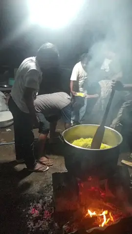 Pak Margarito Kamis. akademis sekaligus Pakar Hukum. Beliau sangat dikenal kalangan luas juga sangat sering tampil di acara TV Nasional (TV One) narasumber yang sangat populer. kali ini beliau berlibur dikampung bersama keluarga (Pimpin Masak Nasi Kuning Ternate) 