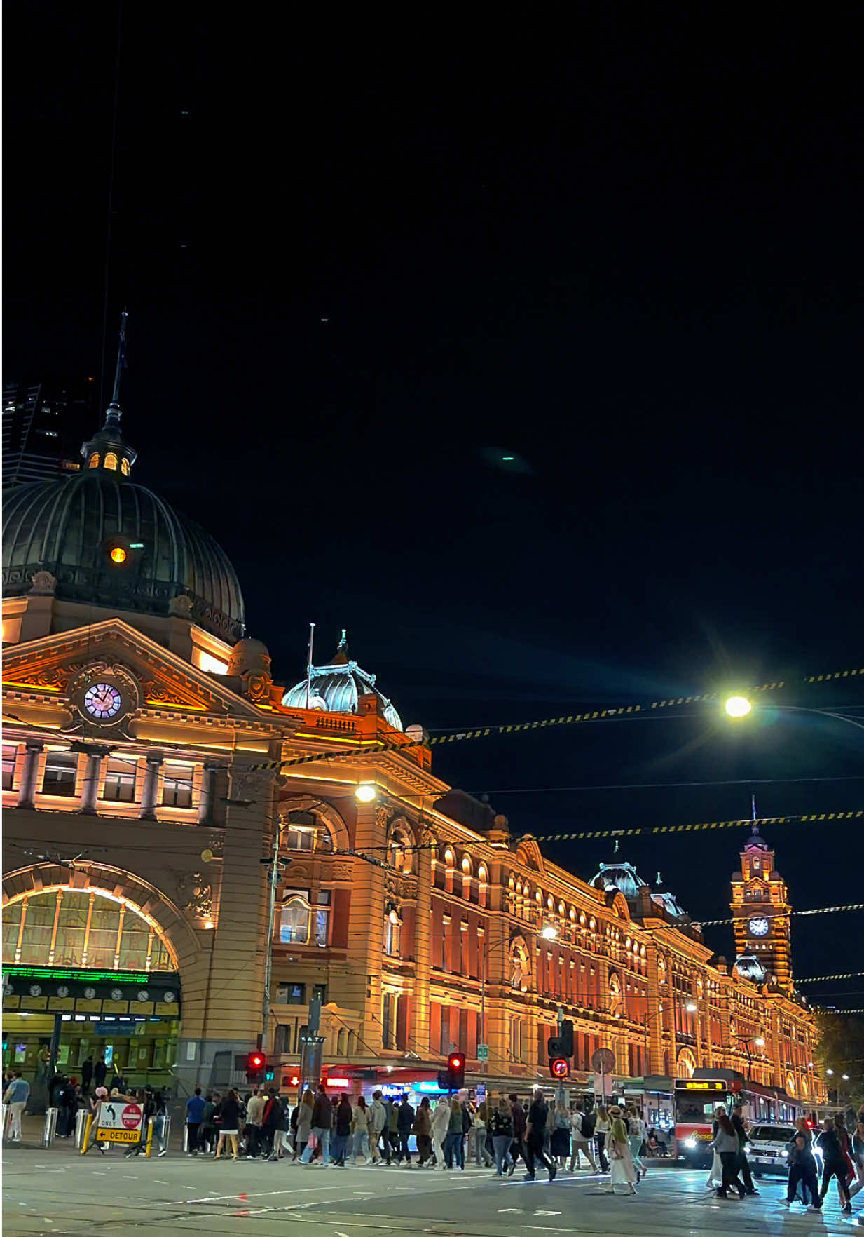 Midnight glow at Melbourne’s iconic Flinders Street Station ✨🌙 Trendy Hashtags: #flindersstreetstation #melbournecity #melbournenights #melbournevibes #fyp 
