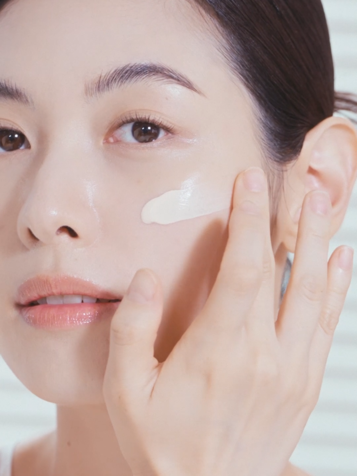 ใหม่ Perfecting Veil Primer ไพรเมอร์ยกระดับงานผิว ด้วยการเบลอผิวให้เรียบเนียนกว่าที่เคย ไพร์เมอร์เนื้อนุ่ม ช่วยเบลอรูขุมขนและปรับผิวให้เนียนสม่ำเสมอ ดูกระจ่างใสขึ้นอย่างเป็นธรรมชาติในทันที เพื่อเตรียมผิวให้พร้อมสำหรับการลงเมคอัพให้ติดทนนานยิ่งขึ้น #SulwhasooThailand #PerfectingMakeup #PerfectingVeilPrimer #Primer #Makeup