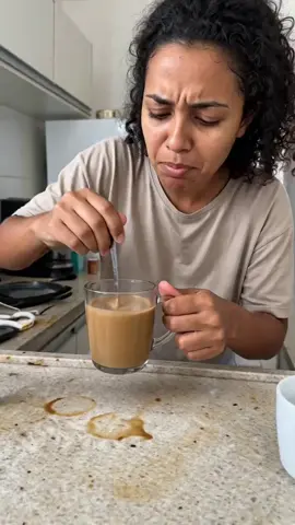 mano… nunca mais tomo café sem espuma depois disso 😳 muito rápido #cozinha #espumadecafe #misturadoreletrico #tiktokmademebuyit #achadinhos 