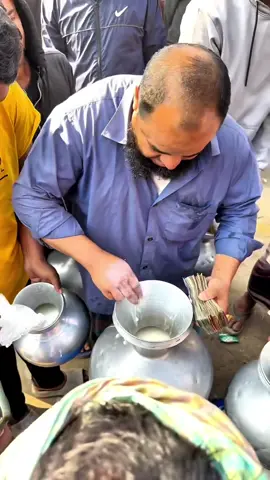 Catadores de leche #catadores #leche #comidacallejera #india 
