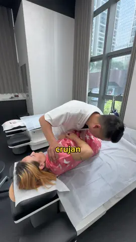 Hoy hemos ido a que nos crujan y recoloquen el cuerpo en una clínica de medicina tradicional china en Shenzhen. Os dejo la info del sitio: 📍上善醫療 卓悅店:深圳市福田區深南大道2003號華嶸大廈3F (崗廈北地鐵站6A口) 大沖店:深圳市南山區高新區社區科技南十二路22號先健科技大廈5F（高新園地鐵站D口） +86 18926505595 Whatsapp:+852 84800338 WeChat ID:sstzong