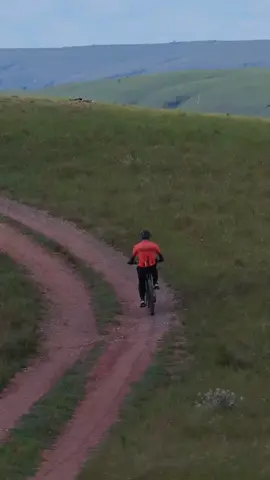 ​Tem lugares que a gente precisa ver para crer, e a Serra da Canastra é um deles. 🤩 Mas viver esse paraíso sobre duas rodas... aí já é outro nível de conexão! Cicloturismo com o Elitão 🚴 ⛰️🏞️🍃✨🔺 Contato 📱( 35)9 9981-9914  #cicloturismo #pedal #serradacanastra #Aventura #Cachoeira 