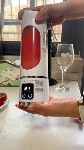 Don’t miss out on this digital display juicer!#fyp #fypシ゚ #tiktokshop #kitchen #juice #juicecup #juicer #riktokshopmademebuyit 