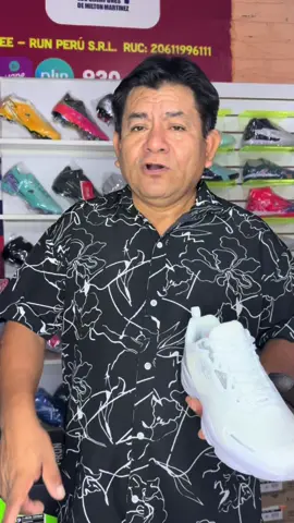 Zapatillas Blancas de la marca, I RUN. 100% Originales. Hacemos envíos a todo el Perú por la empresa SHALOM. Escríbenos al 930361126 o al 930650493. #IRUN #parati #zapatillasoriginales #nuevosmodelos #chiclayo 