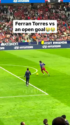 O Ferran Torres CONSEGUE ERRAR o GOL sem goleiro. #barcelona #barcelonafc #barcelonascoficial #ferrantorres #futbol⚽️ 