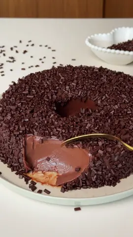 Brigadeirão sem forno: 500g de chocolate meio amargo  400g de creme de leite  1 lata de leite condensado  1 sachê de gelatina incolor preparado conforme o fabricante  1 xícara de granulado de chocolate  Modo de preparo no vídeo!  Unte uma forma de 18cm de diâmetro com furo no meio com óleo e despeje o creme, leve pra geladeira por 8 horas e finalize com granulados! 
