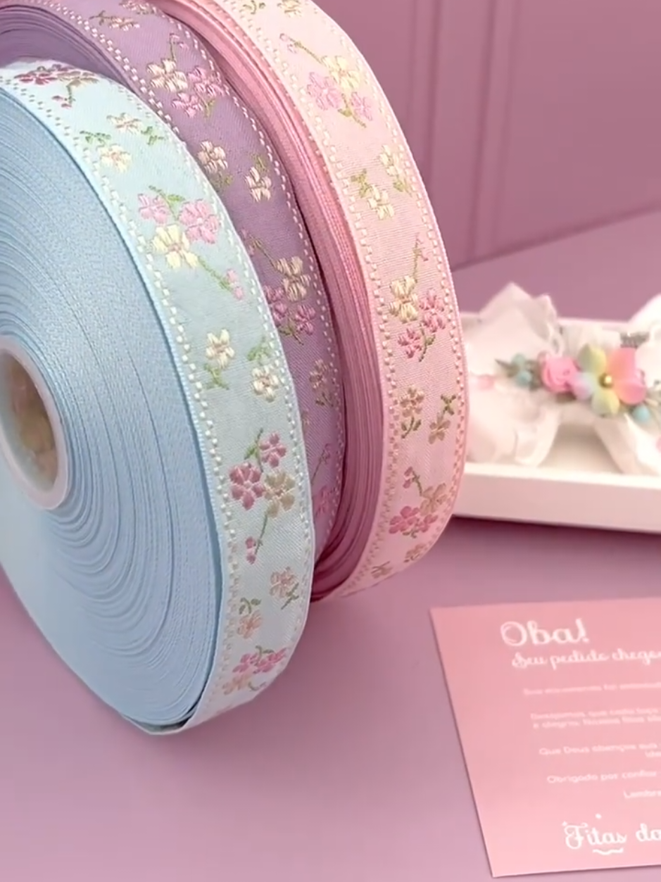 🌸✨ Delicadeza em cada detalhe! A fita de tecido com florzinha bordada é perfeita para dar um toque especial e encantador às suas criações 💖 🎀 Ideal para laços, costura e artesanato 🧵 Acabamento delicado e cheio de charme 📏 Largura de 25mm | opções de 2 ou 4 metros Perfeita para deixar seus projetos ainda mais lindos! 😍 Garanta já a sua ✨ Comenta 