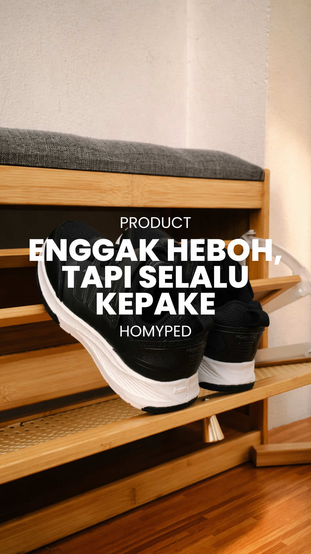 Kadang nggak perlu ribet buat tetap keliatan proper. Kamu tim yang aman-aman aja atau suka mix warna? 👇 #homyped #langkahnyaman 