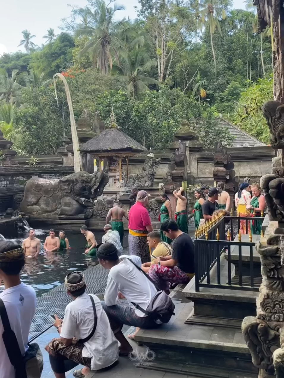 Tirta Empul salah satu tempat melukat populer di Gianyar, Bali. Lokasi Pura ini di Desa Manukaya, Tampaksiring, Gianyar. Selain sebagai tempat persembahyangan umat Hindu, Pura Tirta Empul sering dikunjungi untuk pelukatan atau prosesi penyucian diri dengan air suci Tirta Empul. Di dalam area pura terdapat dua buah kolam air yang terdapat 26 pancuran di dalamnya. Karena Pura Tirta Empul merupakan area yang sakral, sebaiknya setiap pengunjung yang akan datang menggunakan pakaian yang sopan.  📍Pura Tirta Empul, Tampaksiring, Gianyar, Bali  #destinasiwisatabali #jalanjalan  #tirtaempul #melukat #puratirtaempul