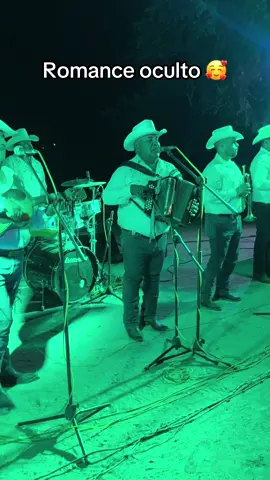 Aunque lo nuestro solo sea un romance oculto yo bien quisiera gritarle al mundo entero 🎶🔥🤠