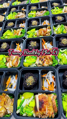 Quy trình chia cơm mỗi ngày của Trang 🥗 Mỗi hộp là đủ đạm – đủ xơ – đủ năng lượng cho cả ngày 💚 Làm tới đâu hết tới đó nên ai ăn nhắn sớm giúp mình nha.Ăn kiêng không khó và mình ở đây để đi cùng bạn🥰 #eatclean #healthy#Comwlprep #phuly #tranghealthyphuly 