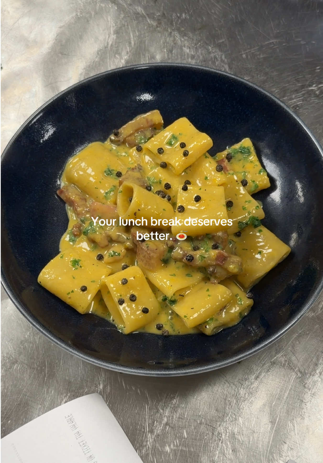 Fresh pasta, risotto, loft vibes — right at Tour & Taxis. Solo, business, or group (up to 120). 📍 Mon–Fri 12–3pm | Sun 10am–3pm 📞 02 428 50 26 #Brussels #BrusselsFood #ItalianFood #Lunch #RestaurantBrussels