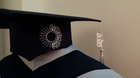 تُوجَت زهرة الشمس فخرًا بنيلها المُبتغى بعدما كابدت عناء ما جرى مشت في دروبٍ شائكة شقت عنائُها لتصل  .. وتصل لما هي عليه حالمة بالغد الأجمل آمالها بالبارئ المنان دائمة لا يائسة .. بل متفائلة مُتجددة  .. صامدة متحدية .. متفننة تصنعُ من اليأسِ آمال متنكهة بحياة مُثمرة وفيرة بأهدافٍ لامعة تُوجَت لتبتهج روحها بلمس شعور النجاة بعدما أشقاها طريقها الوعر فباتت مبتهجة وأنساها الرحمن أسى مامضى💕⚡️ منذُ ٣٠ كانون الثاني🌻 #جامعة_تكريت #fyp  #تخرج  