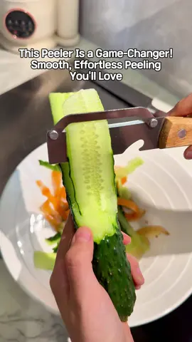 Peel like a pro, open like a boss. 🥕🍺 This 2-in-1 gadget = sharp stainless steel + wooden handle + bottle opener. Non-slip grip, ergonomic feel. Your kitchen needs this duo. 🔥 #kitchengadgets #peeler #bottleopener #cookingtok #homehacks 